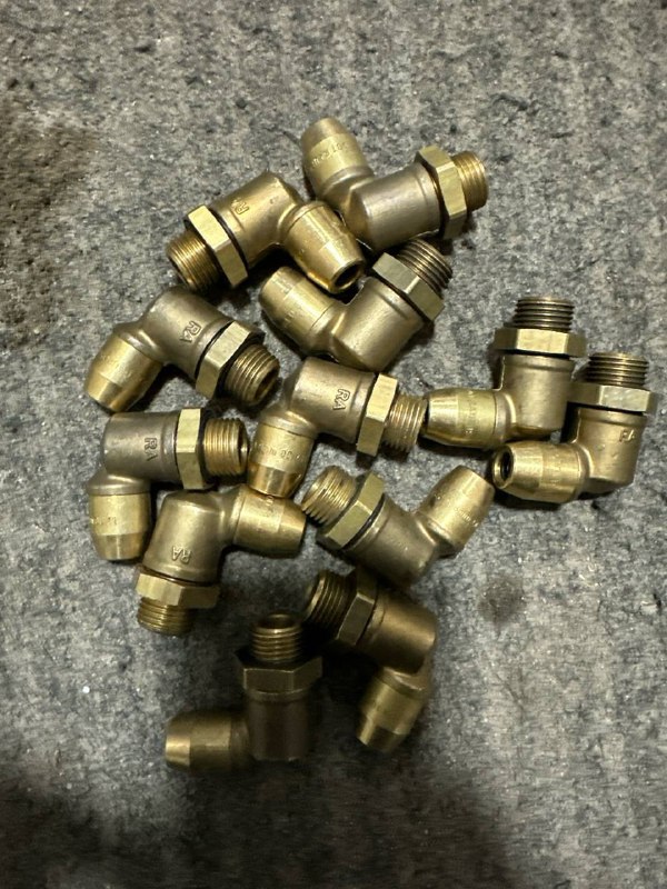 Фитинг 8*М16 угловой